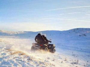 Kör fyrhjuling på vinterbana