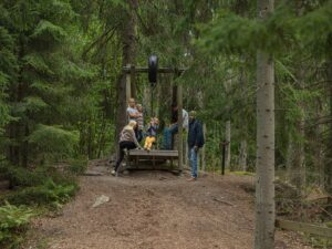 Hinderbana i skogen
