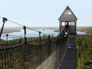 Torn och hängbro på Sweden Zipline i Klavreström