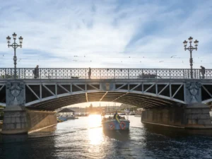 Sightseeing i Stockholm med elbåt