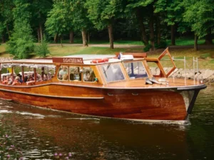 Skärgårdstur med klassisk träbåt i Stockholm