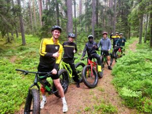 Fatbike skogsäventyr med lunch och bastu