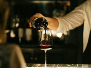 Exklusive guidad vinvandring i Gamla Stan | Stockholm